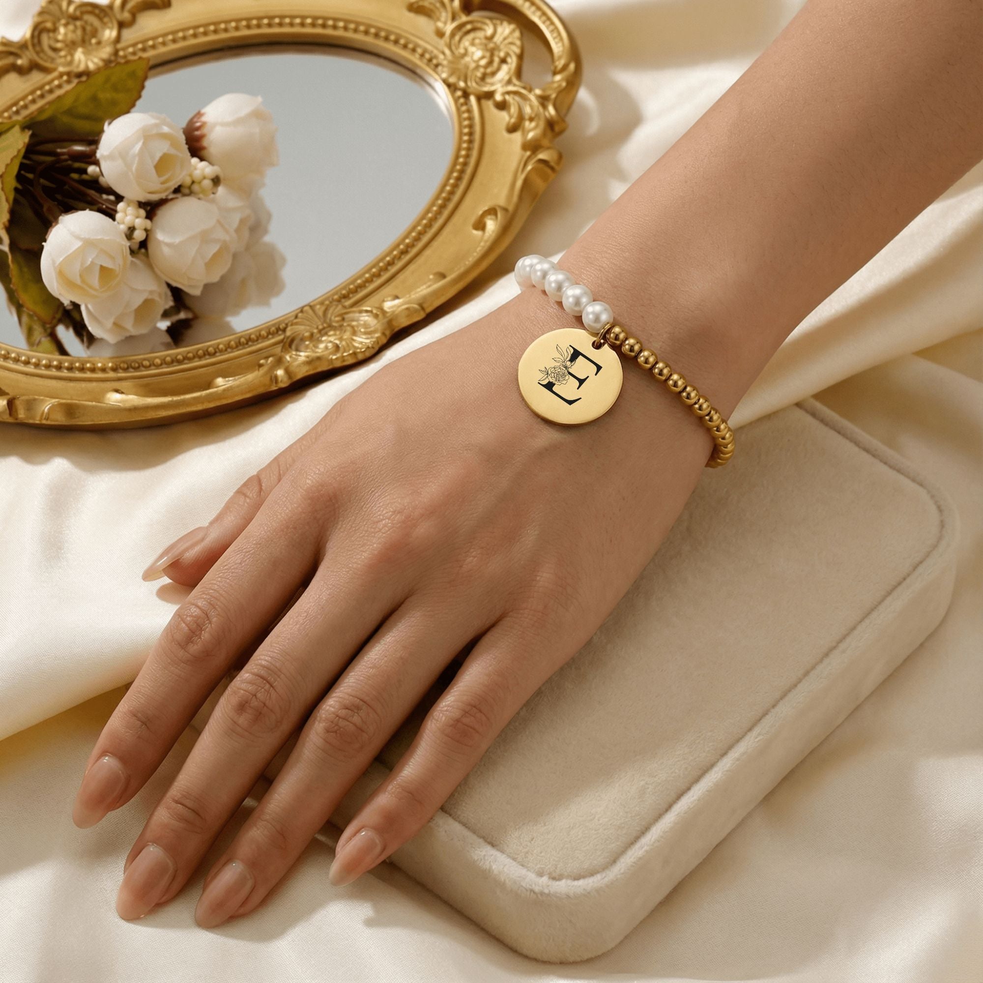 Premium Pearl & Gold Coin Bracelet: Mother of Pearl